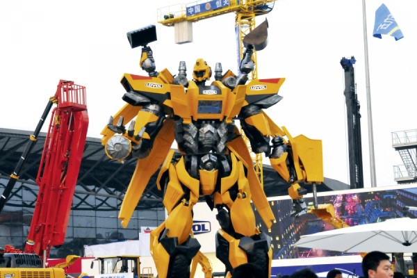 Десятиметровый робот-трансформер из Китая будет развлекать уральских строителей в следующем году - Фото 1