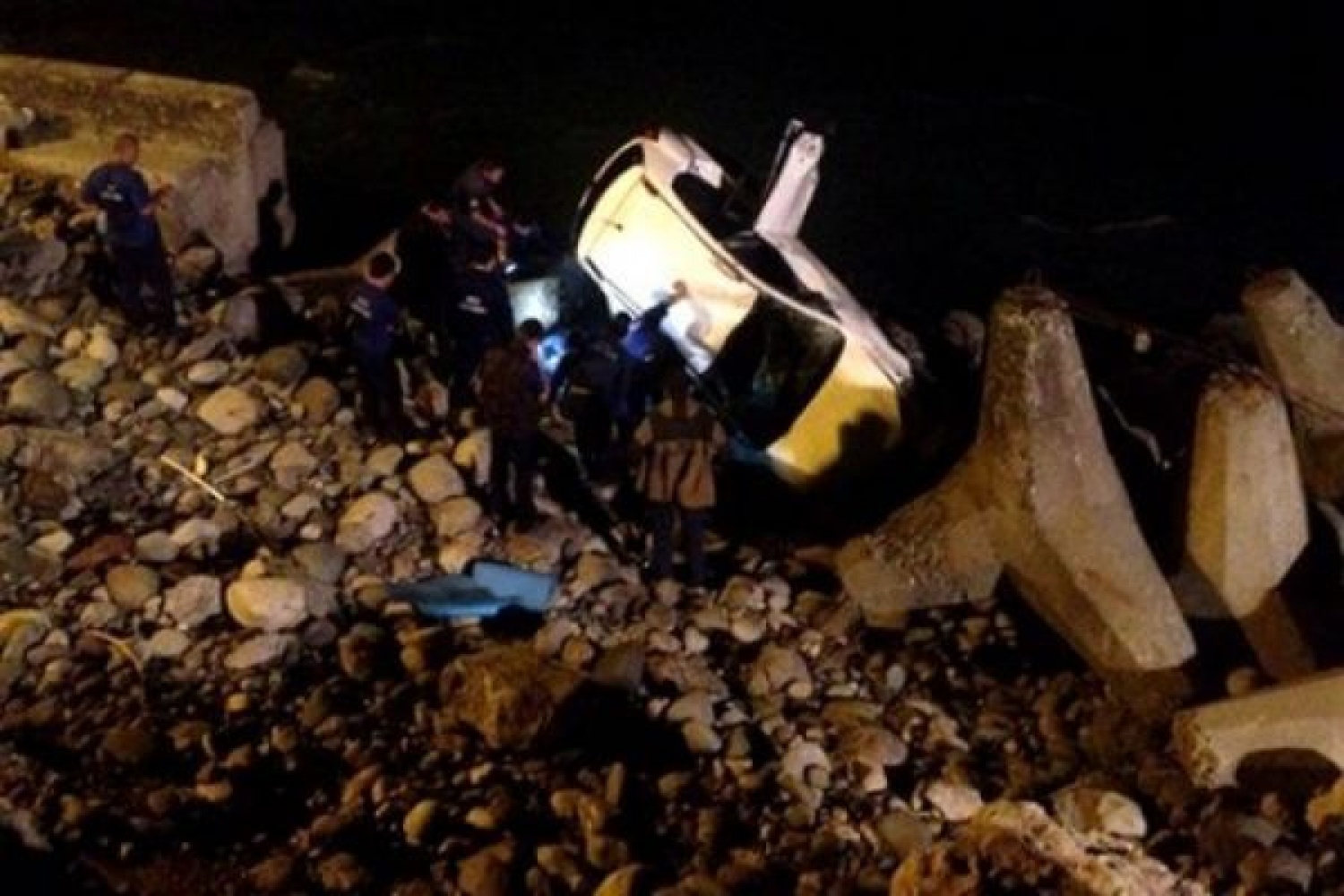 Девушка упавшая в абхазии. Дагестан машина упала в ущелье. В Абхазии автомобиль упал в реку. Пропавшие туристы в Абхазии. Машины упавшие в обрыв в Абхазии.
