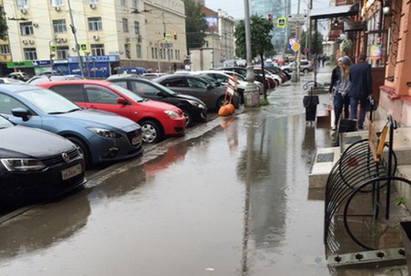 В Екатеринбурге улицу Малышева снова топят дожди  - Фото 1