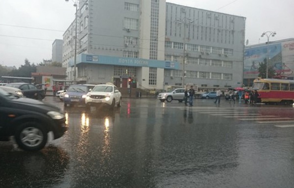 Из-за ДТП у Главпочтамта встали трамваи - Фото 1