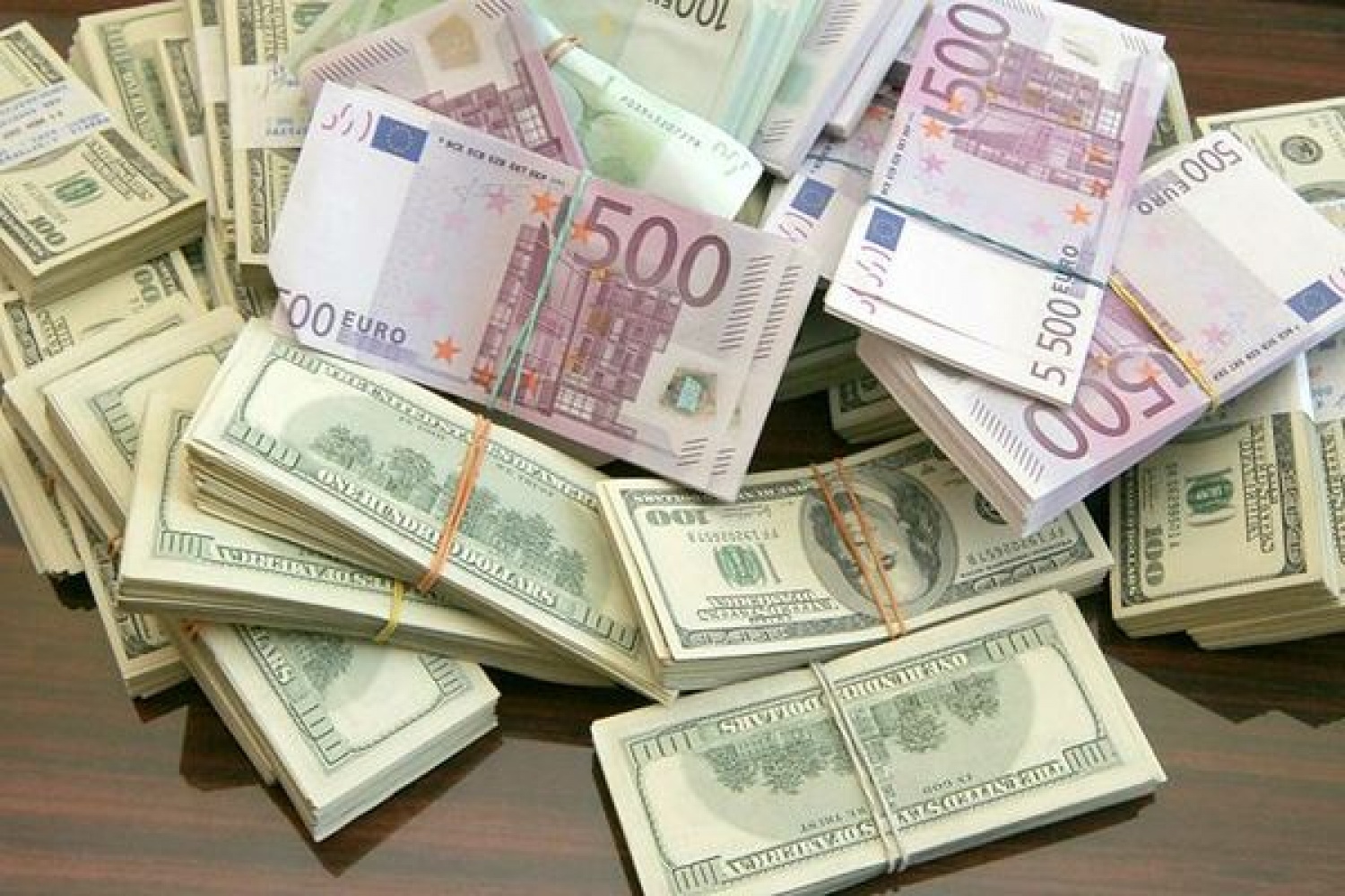 Деньги доллары евро. Много валюты. Деньги разные. Доллар евро рубль. Деньги евро доллары.