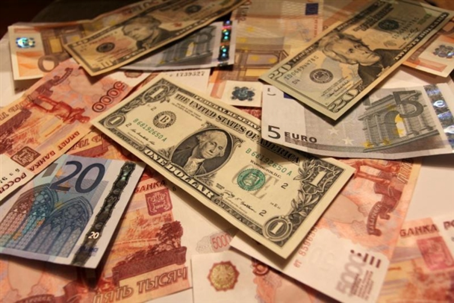 Деньги доллары евро. Доллар и евро. Деньги рубли доллары евро. Доллар евро рубль. Доллары в рубли.