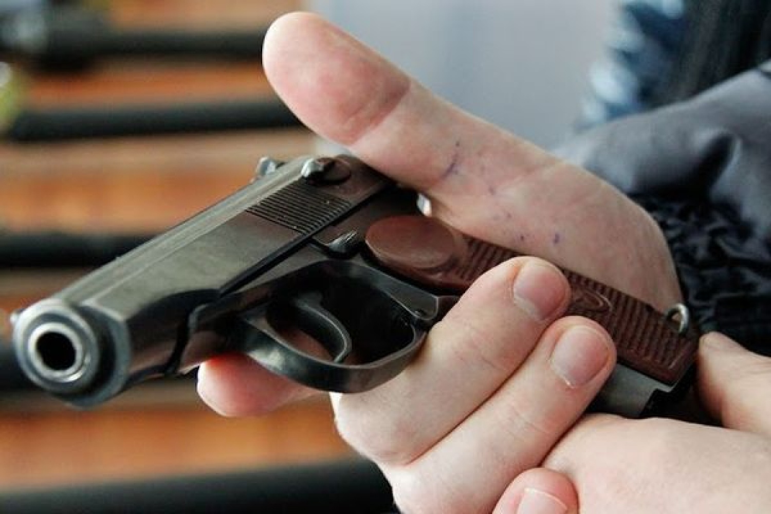 Применение оружия сотрудником полиции. Табельное оружие пистолет Макарова. Пистолет Макарова МВД. Табельное оружие полиции. Огнестрельное оружие полиции.