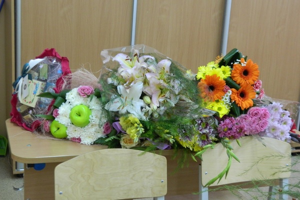 Екатеринбургские школьники стали меньше поздравлять учителей с Днем знаний - Фото 1