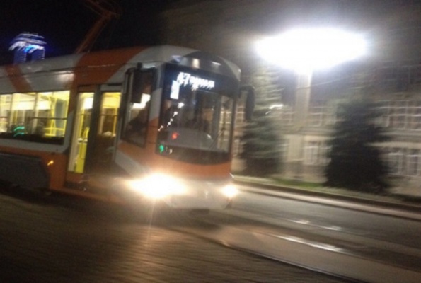Ночью в Екатеринбурге горожане заметили инновационный трамвай - Фото 1
