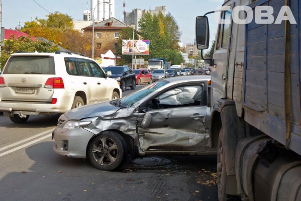 В Екатеринбурге Камаз влетел в бок иномарки - Фото 1