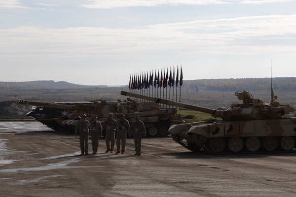 В Нижнем Тагиле стартовала выставка вооружения Russia Arms Expo-2015. Посетителей ждет зрелищный бой танков с участием актера Андрея Мерзликина. ФОТО - Фото 1