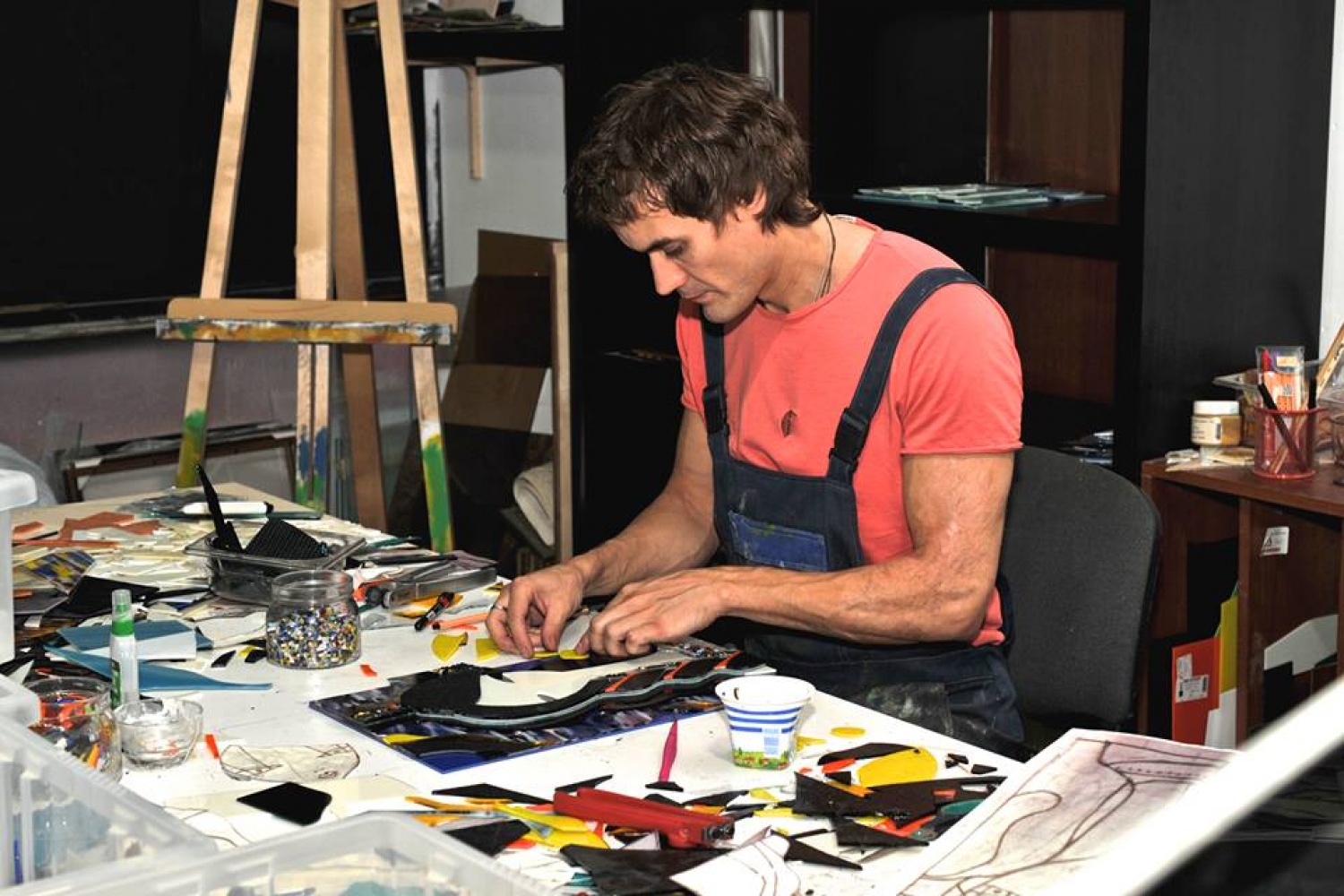 Художник lindsay rapp. Работы художников. Москва в работах художников. Картина о художниках оформителях. Творческий человек за работой.