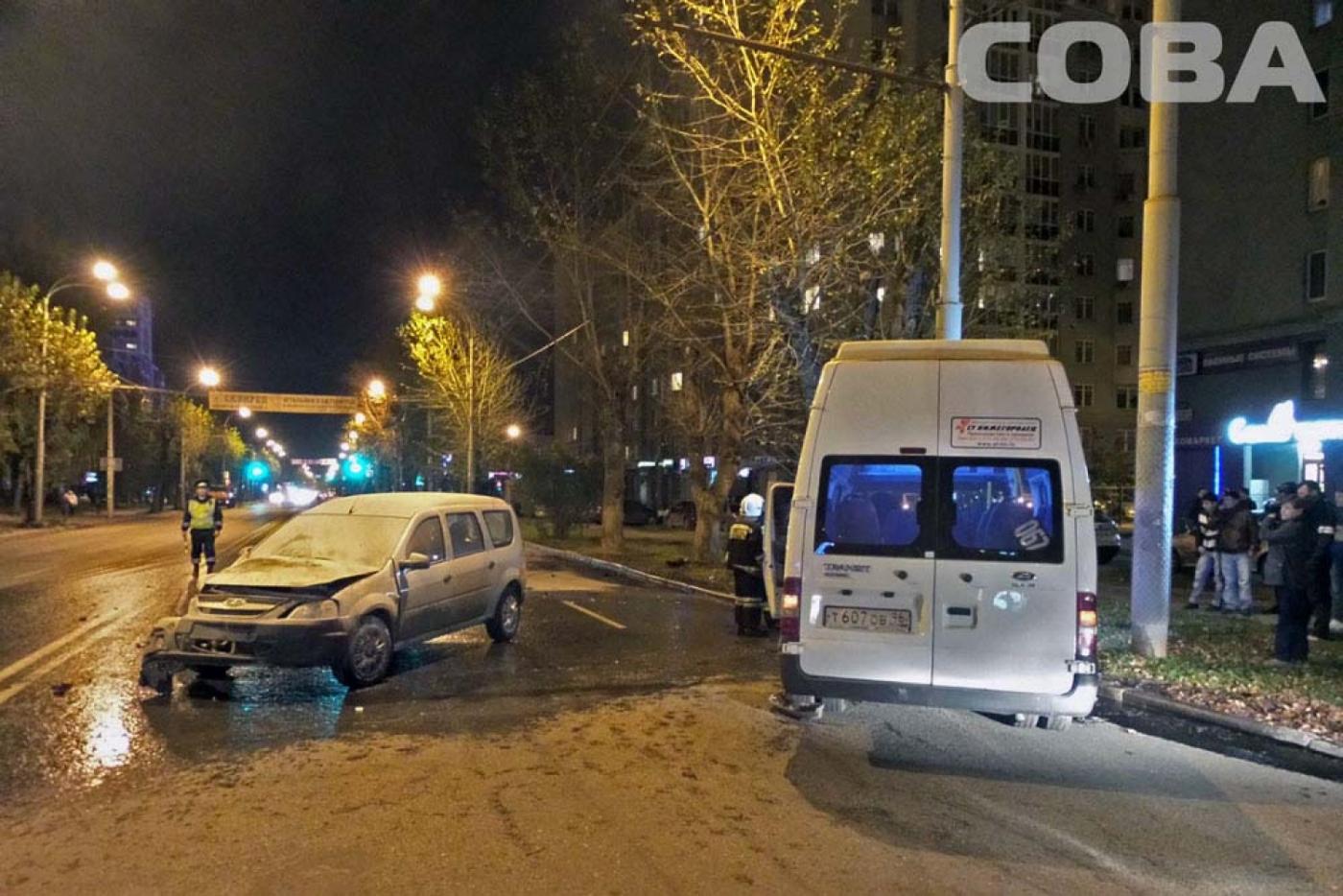 На Щорса водитель на автомобиле Lada Largus врезался в маршрутку - Фото 1