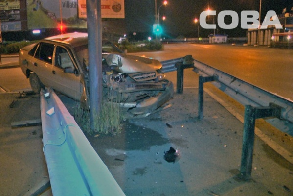 В Екатеринбурге водитель иномарки устроил ДТП и скрылся, оставив в машине документы и пиво