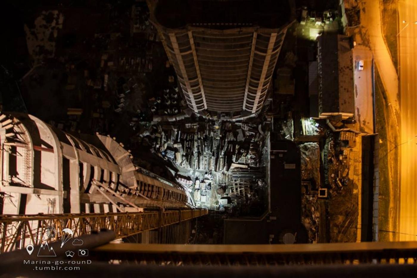 Бейсджамперы покорили самый высокий строящийся жилой небоскреб в Екатеринбурге. ФОТО - Фото 1