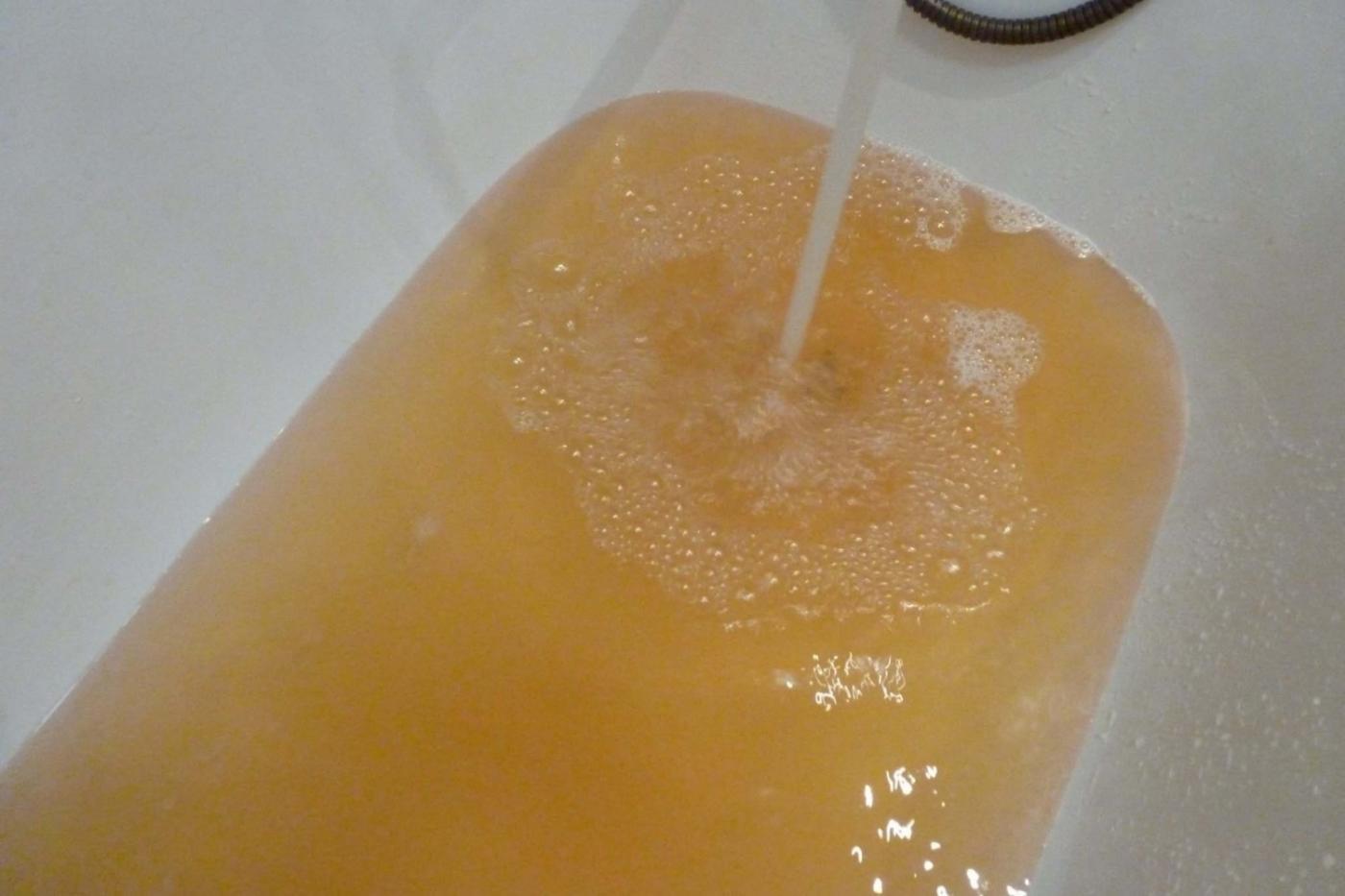 Жители Академического будут мыться ржавой водой до 2042 года - Фото 1