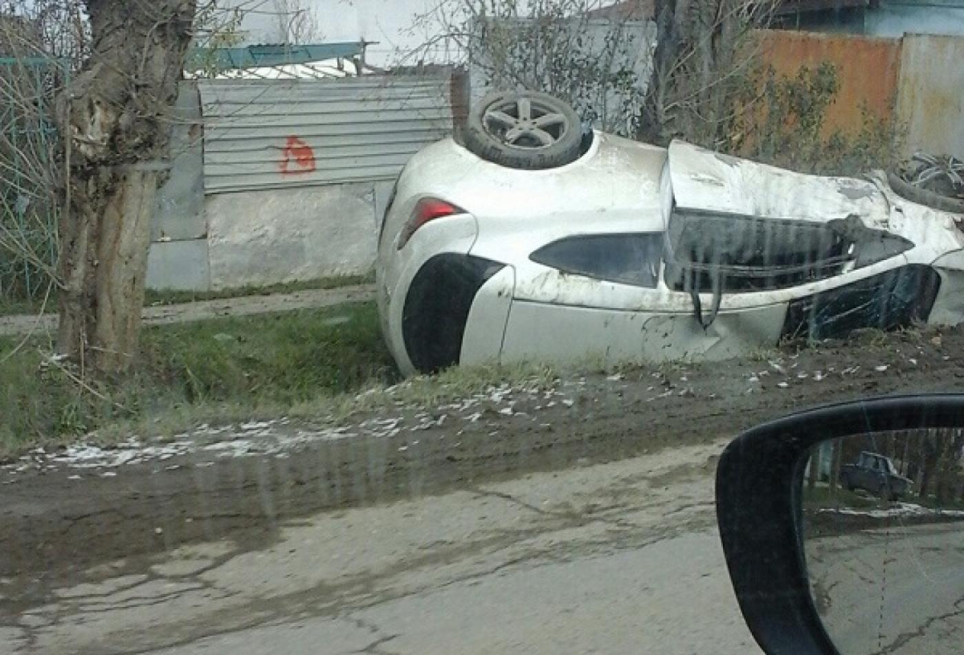 На окраине Екатеринбурга девушка за рулем Opel заехала в кювет и перевернулась - Фото 1