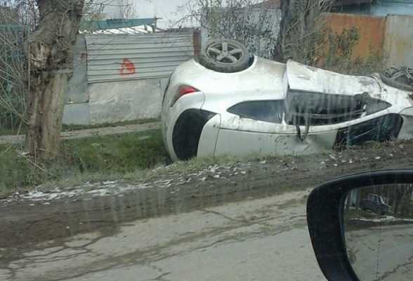 На окраине Екатеринбурга девушка за рулем Opel заехала в кювет и перевернулась