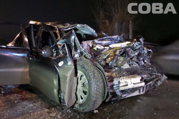 На Вторчермете Chevrolet выехал на встречку и врезался в грузовик