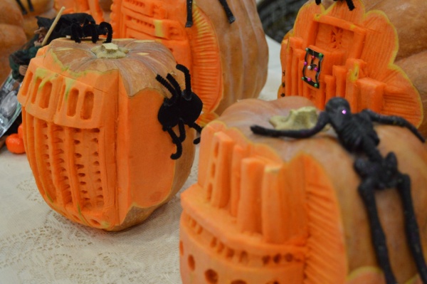 В Екатеринбурге к Хэллоуину открылась выставка городских «тыквенных» достопримечательностей