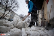 Службы благоустройства убирают снег в Екатеринбурге круглосуточно