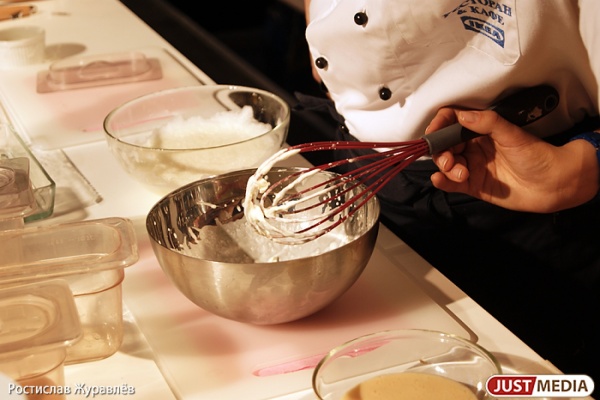 В Нижнем Тагиле ко Дню народного единства испекли 85-килограммовый пирог