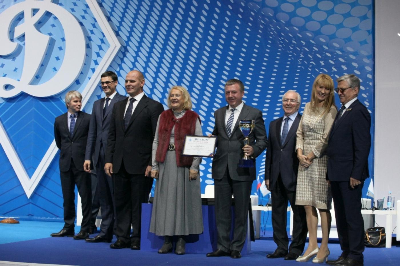 Олимпийские чемпионы вручили генералу Бородину спортивный  кубок - Фото 1