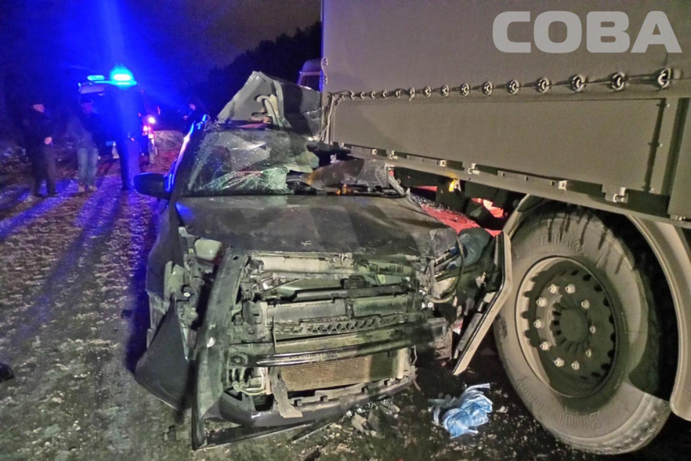 На Режевском тракте иномарка с пенсионерами влетела в грузовик - Фото 1