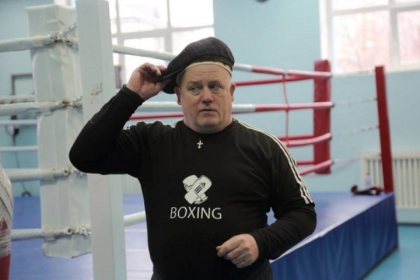 Областные власти оставили без поддержки. Тренер Кости Цзю Владимир Черня распродает свои награды