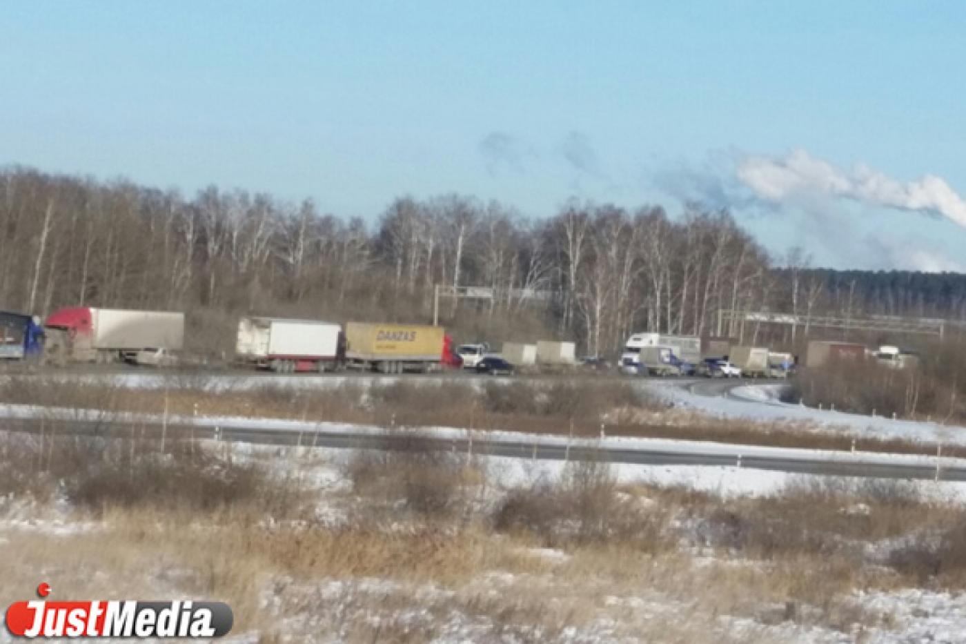  Очевидцы: «Протестующие дальнобойщики вновь перекрыли ЕКАД». ГИБДД уже выехала! - Фото 1