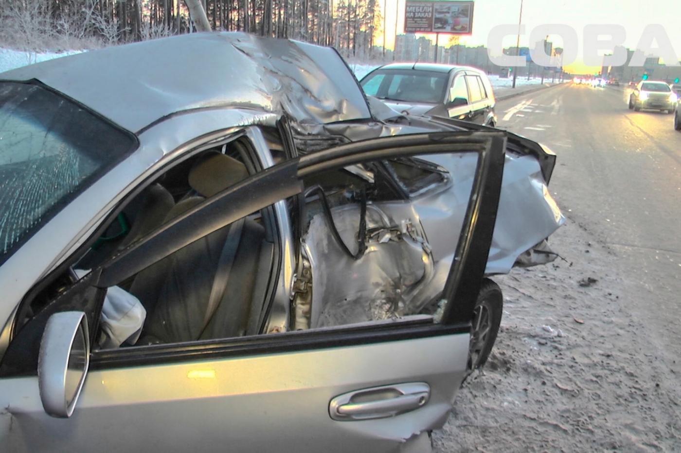 В Академическом иномарку намотало на столб - Фото 1