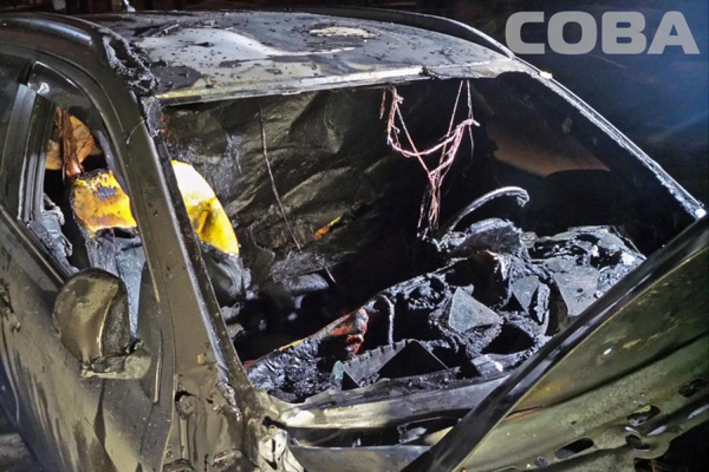 В одном из дворов Эльмаша ночью сгорел Mitsubishi ASX - Фото 1