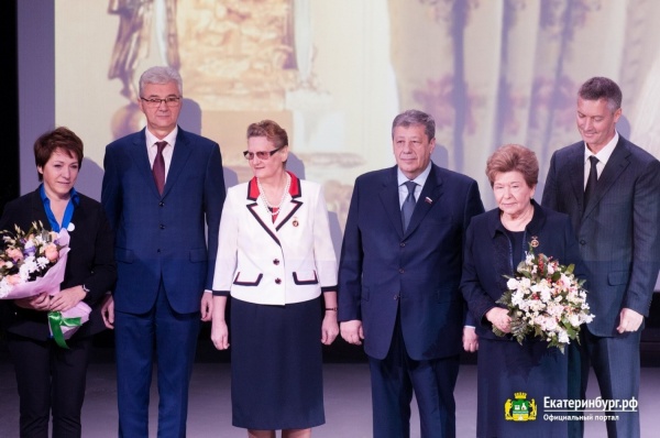 «Это звание полностью отвечает вашему образу». Наину Ельцину окрестили «Дочерью города — дочерью России»