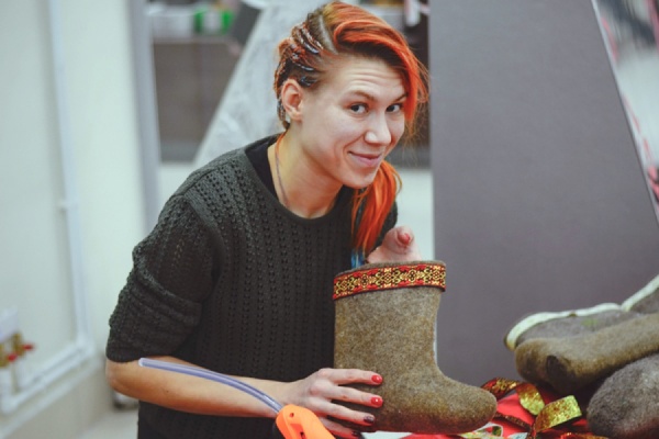 В Нижнем Тагиле украсили более ста пар валенок