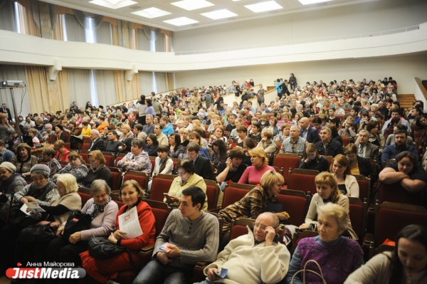Не хватило места в самом большом зале мэрии. Публичные слушания по застройке ОЦМ перенесли на следующий год. ФОТО