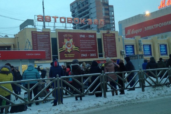 Ищут бомбу: из зданий железнодорожного вокзала и двух автовокзалов эвакуировали людей