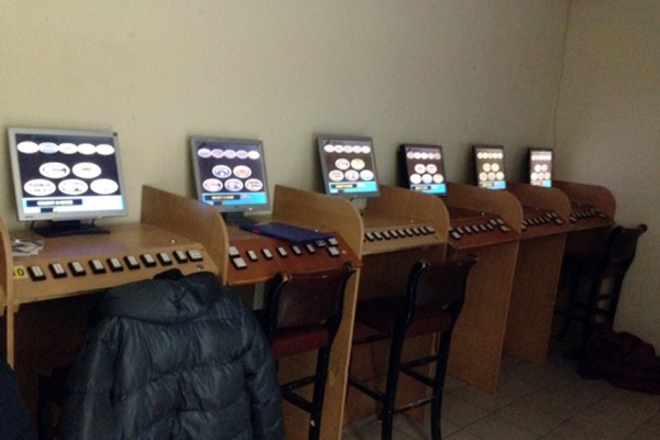 Ушли через окно. Работники нелегального игрового зала сбежали от полицейских, бросив свои вещи