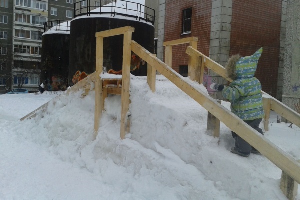 Конкурс добрых дел: дворовая горка, построенная молодыми екатеринбуржцами, собирает толпы горожан