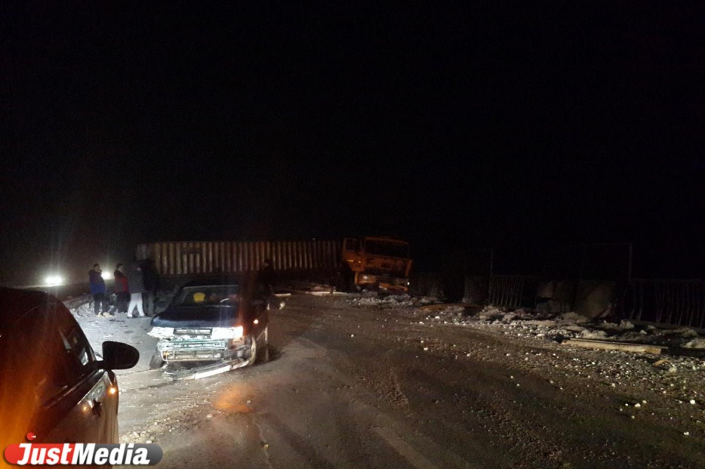 На Серовском тракте длинномер, схлестнувшись с тремя легковушками, чуть не вылетел с моста - Фото 1