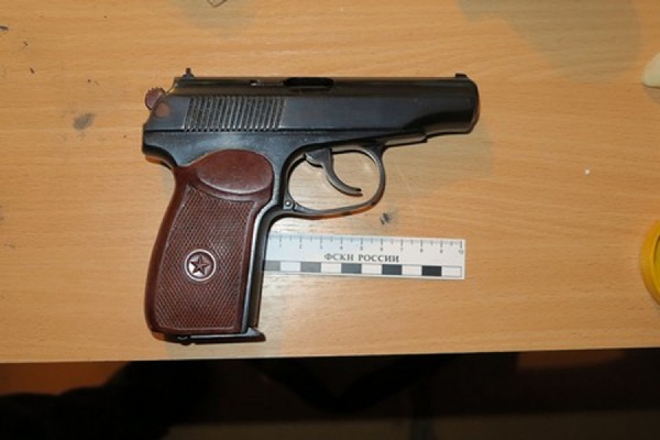 В квартире жителя Каменска-Уральского силовики обнаружили наркотики и самодельное оружие