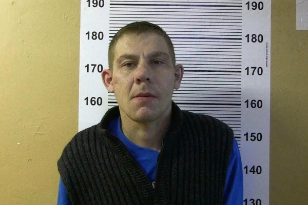 Срывал цепочки в подъездах: на ЖБИ задержан серийный грабитель женщин