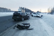 На Тюменском тракте «Опель» влетел в лесовоз и встречный «Форд». Пострадали два человека