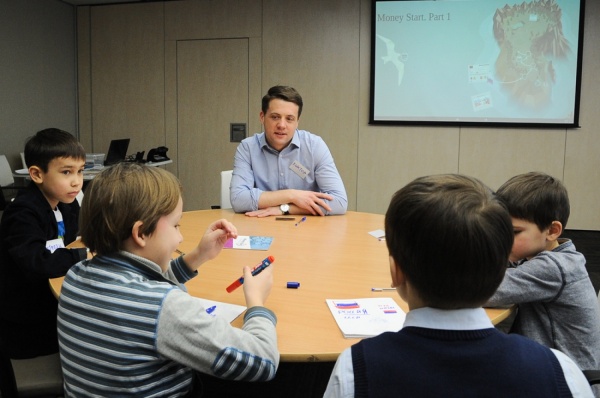 От истории денег до планирования: уральский банкир открыл школу финансовой грамотности для детей