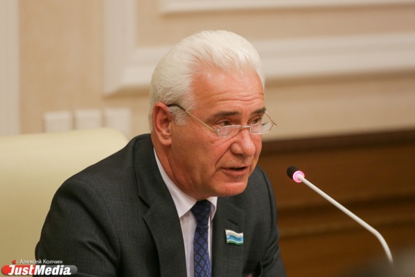 «Хочет быть маленьким, но царем». Свердловский депутат Якимов собирается вернуть себе кресло мэра Каменска-Уральского