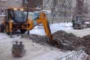Жители ЖБИ жалуются на «раскопки» во дворе: «Люди вынуждены ходить под балконами по колено в снегу»