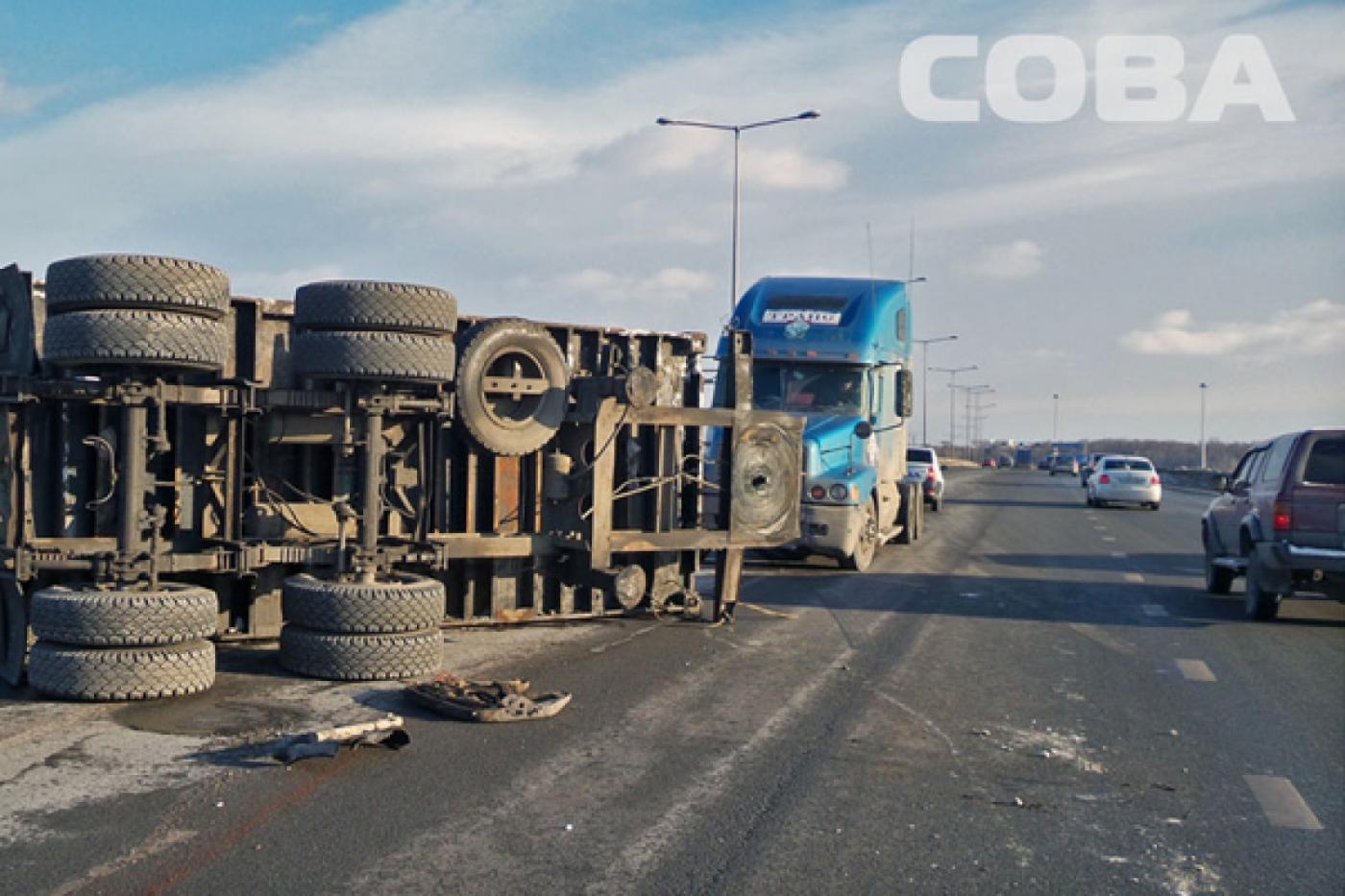 На Новокольцовском тракте большегруз «потерял» полуприцеп с 23 тоннами груза - Фото 1