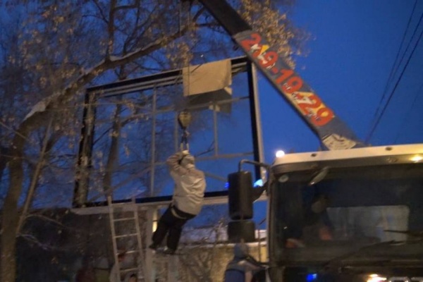 А МУГИСО и не знает. В Екатеринбурге незаконно устанавливают рекламные конструкции. ФОТО, ВИДЕО