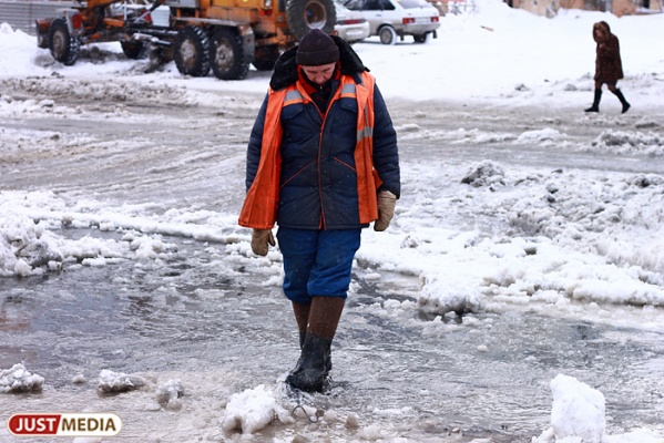 Причиной коммунальной аварии на Малышева стал засор в канализационных сетях СИЗО
