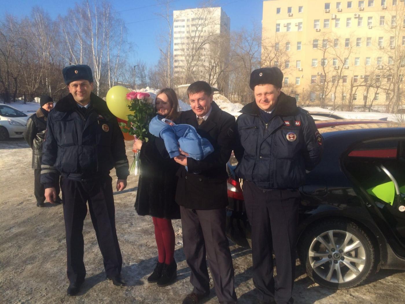 Сотрудники ГИБДД помогли беременной женщине быстро добраться до роддома - Фото 1