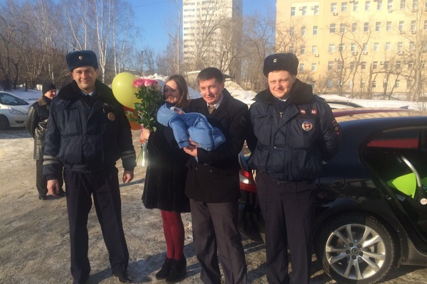 Сотрудники ГИБДД помогли беременной женщине быстро добраться до роддома