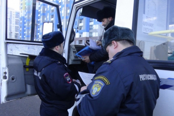 Грязные машины, хамское отношение к пассажирам и поддельные документы. Инспекторы ГИБДД проверили маршрутки Екатеринбурга