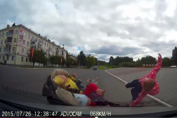 Водитель из Лесного, сбивший коляску с тремя детьми, ушел от наказания. ВИДЕО