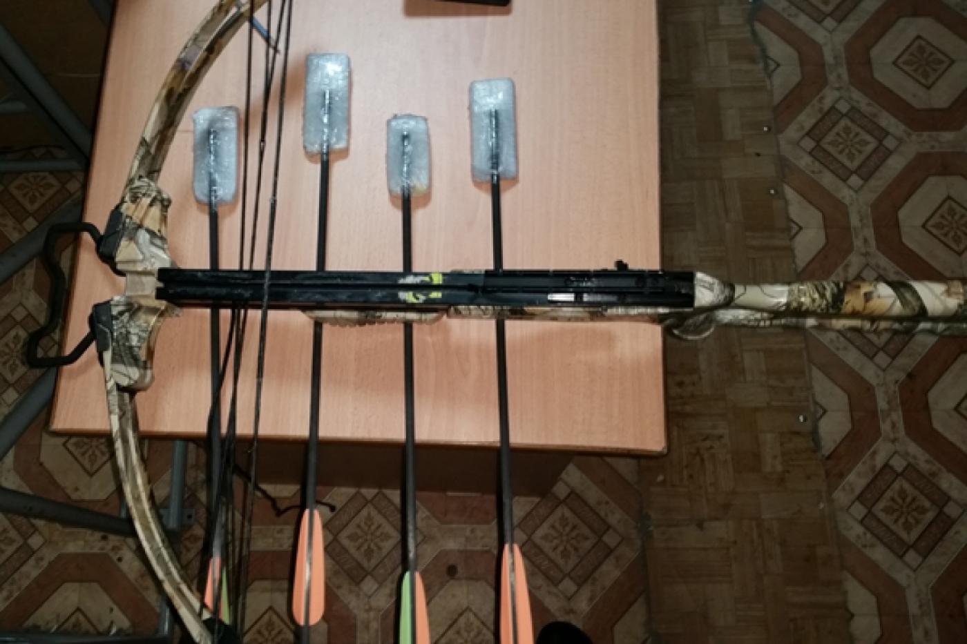 В тавдинскую колонию пытались переправить сотовые телефоны с помощью арбалета - Фото 1