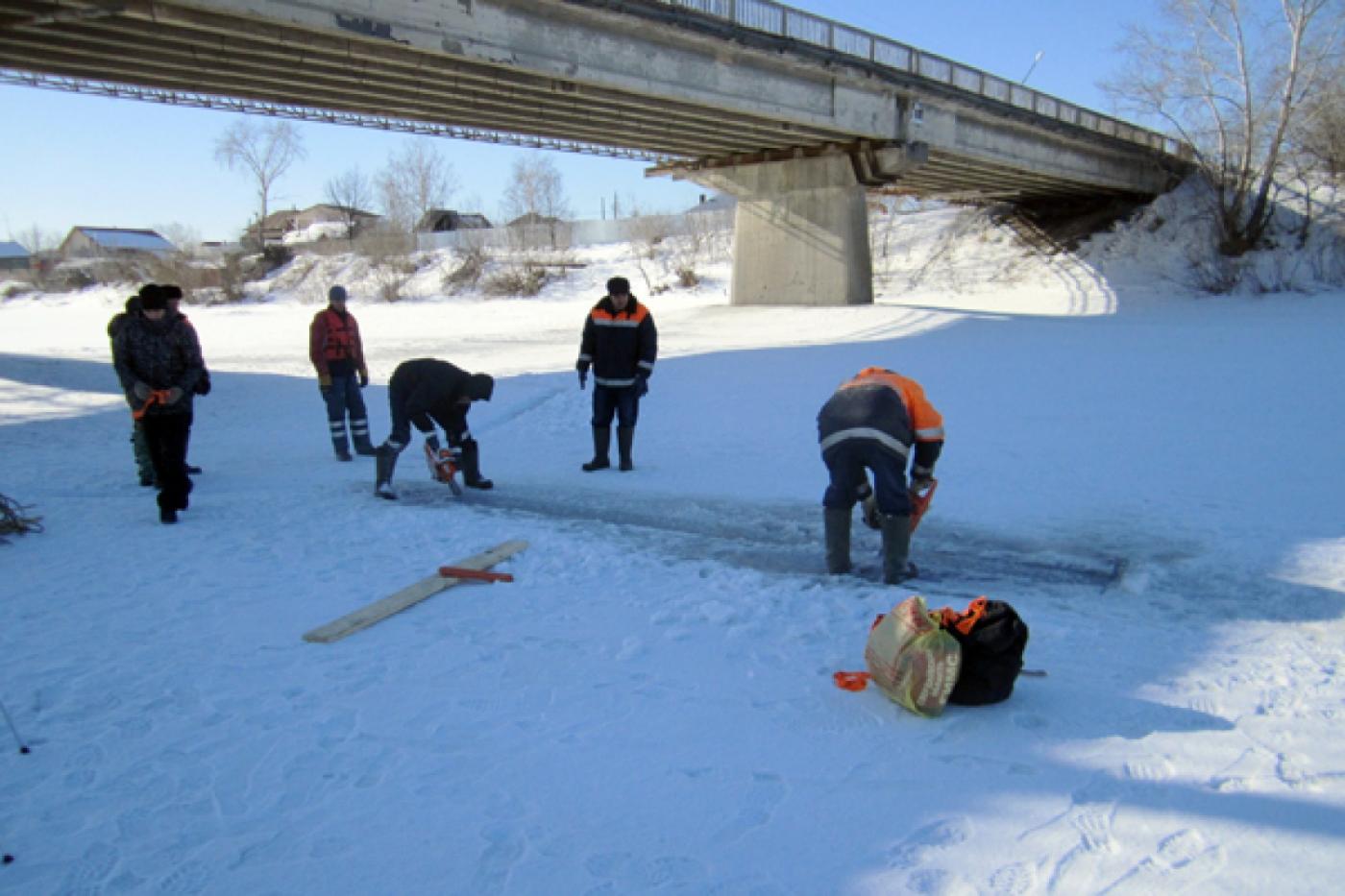 На Уфе начали пилить лед - Фото 1